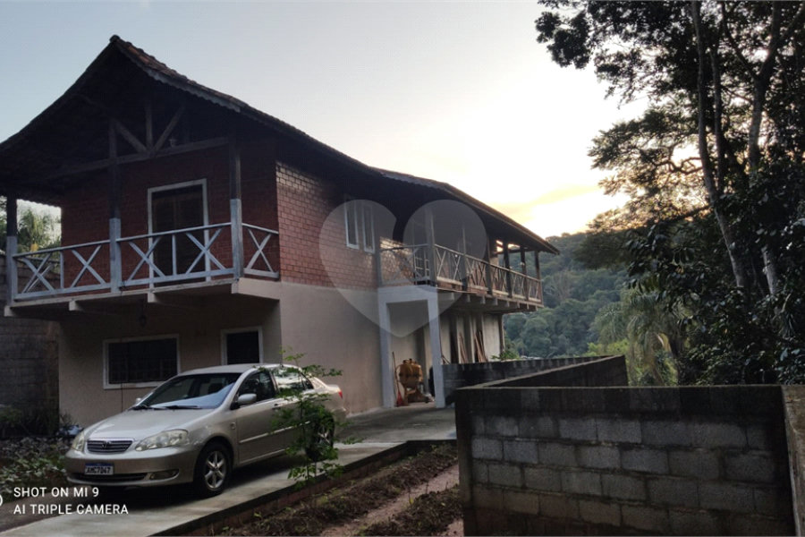 Casa à venda com 4 quartos, sendo 3 suítes, no condomínio Sausalito, Mairiporã - SP