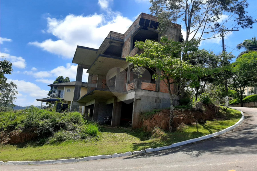 Sobrado à venda com 4 suítes em Roseira, Mairiporã, SP