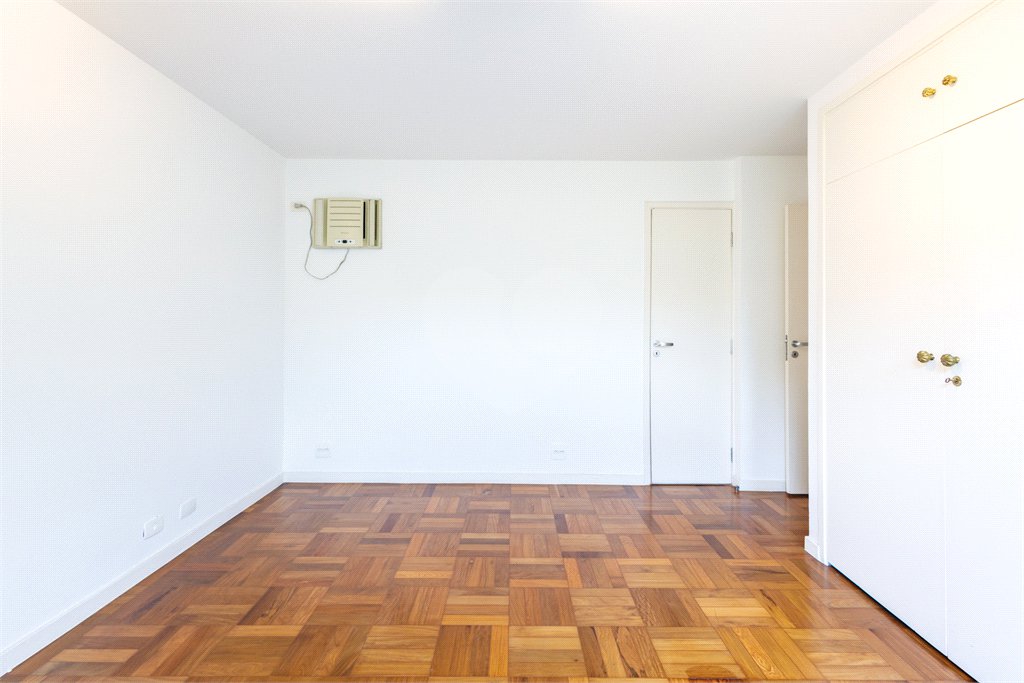 Apartamento à venda com 3 quartos, sendo 1 suíte, em Jardim Europa, São Paulo, SP