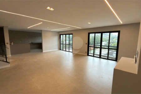 Sobrado de alto padrão no Swiss Park, totalmente reformado, com 4 suítes, piscina, elevador, espaço gourmet, 4 vagas e condomínio com lazer completo.