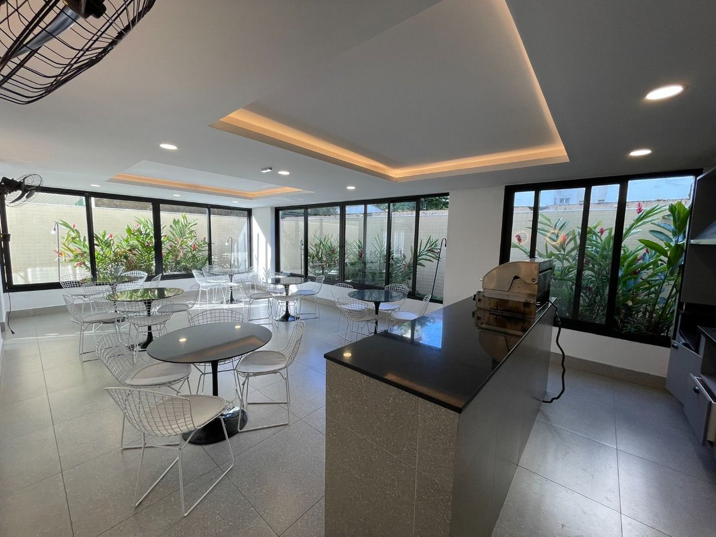 Apartamento 2 dormitórios (1 suíte), porteira fechada, 1 vaga demarcada, no José Menino, Santos