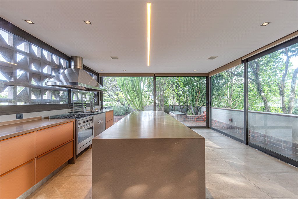 Casa à venda com 4 quartos, sendo 3 suítes, em Vila Nova Conceição, São Paulo, SP