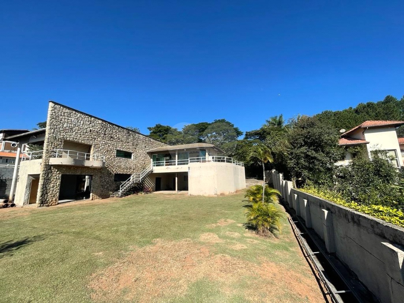 Casa à venda com 5 quartos, sendo 3 suítes,  no condomínio Flamboyant, Atibaia - SP