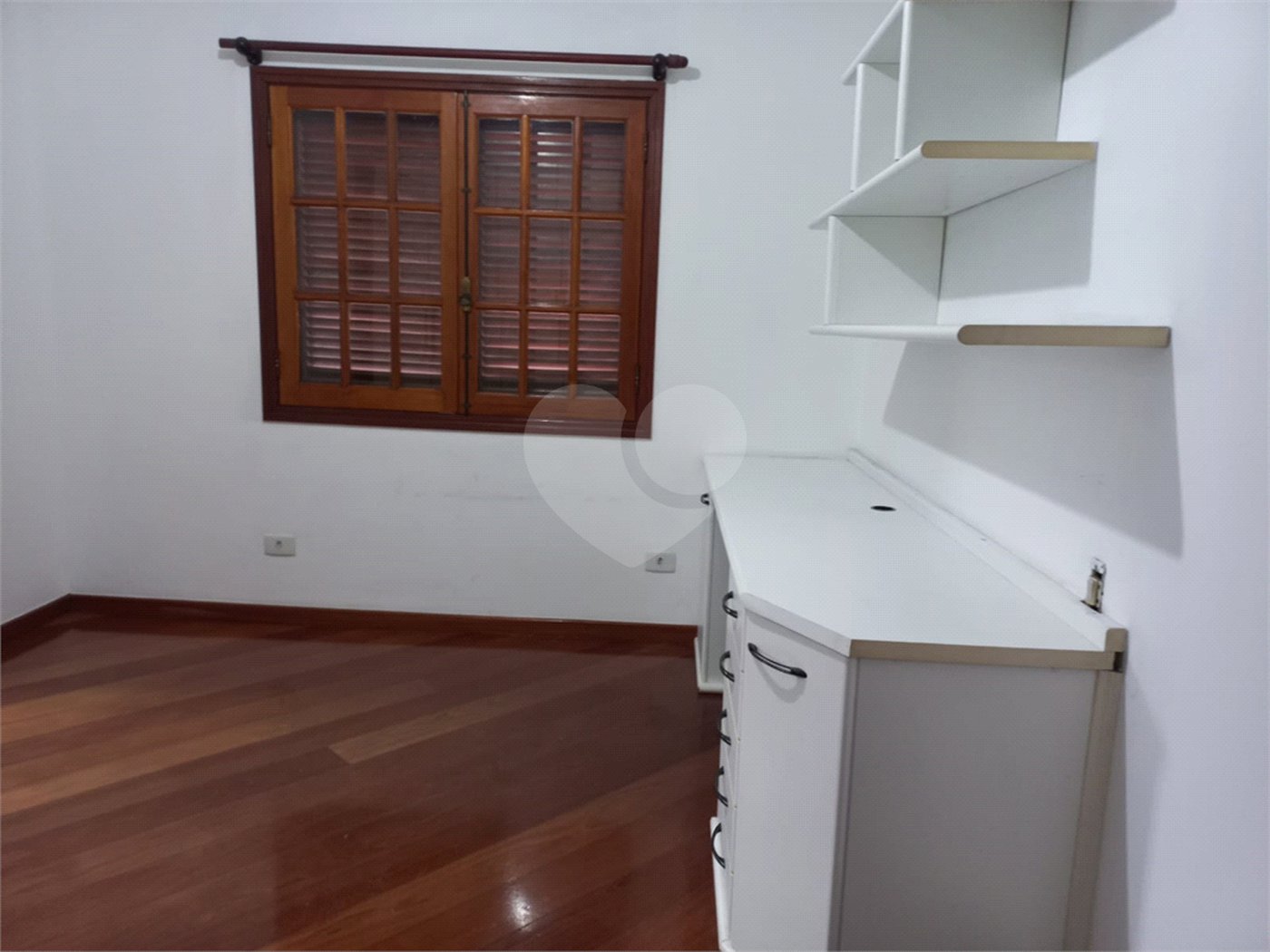 Sobrado à venda com 4 quartos, sendo 3 suítes, em Cidade São Francisco, São Paulo, SP