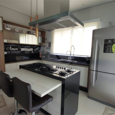 Casa à venda com 4 suítes no condomínio Figueira Garden, Atibaia - SP
