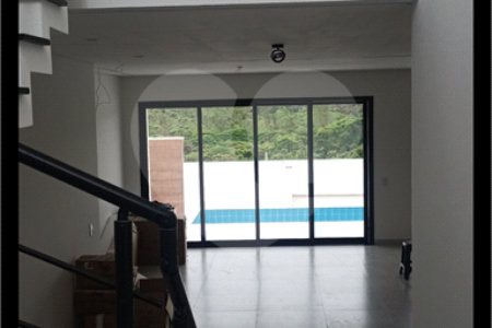 Sobrado à venda com 3 suítes em Cézar de Souza, Mogi das Cruzes, SP