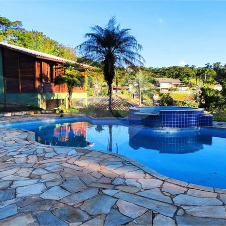 Casa à venda com 2 quartos, sendo 1 suíte, no condomínio Chácara Pedra Grande, Atibaia - SP