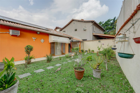 Casa Térrea à venda com 4 quartos, sendo 3 suítes, em Interlagos, São Paulo, SP