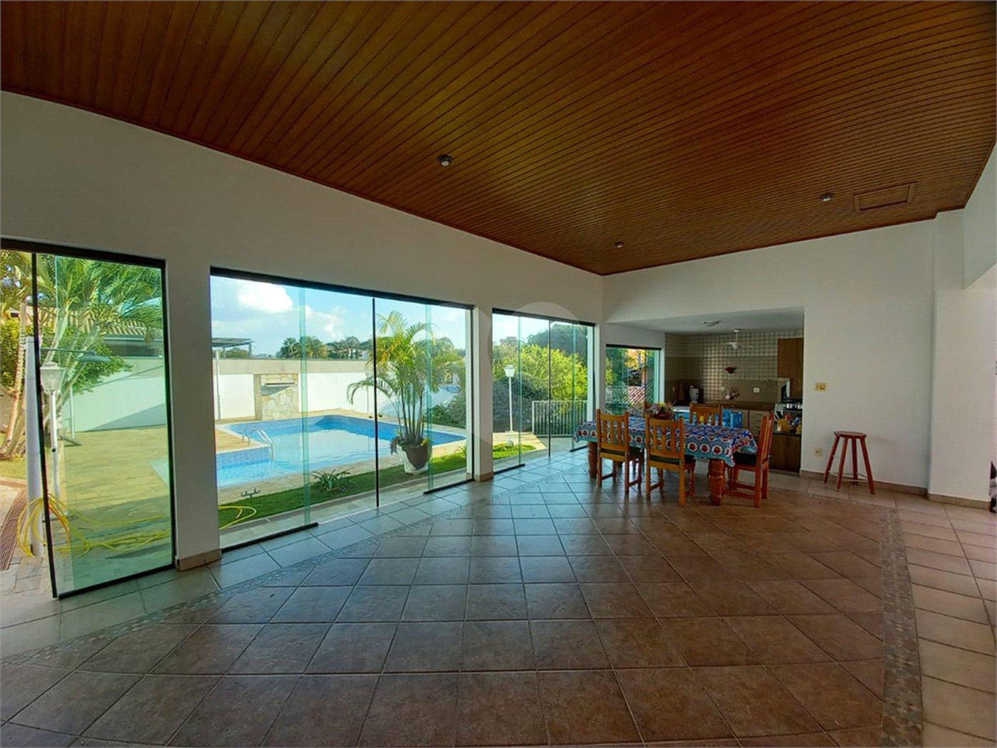 Casa à venda com 4 quartos, sendo 1 suíte, no condomínio Vale do Itamaracá, Valinhos - SP