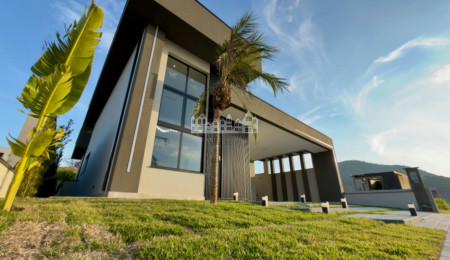 Casa à venda com 3 suítes no condomínio Portal Lamis, Atibaia - SP