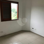 Casa à venda com 3 quartos, sendo 1 suíte, no condomínio Morada dos Pássaros, São Paulo - SP
