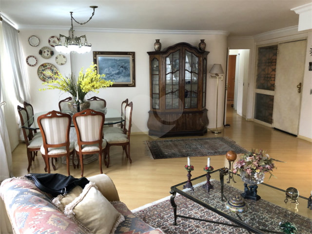 Apartamento à venda com 4 quartos, sendo 1 suíte,  em Jardim Europa, São Paulo, SP