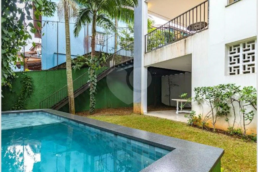 Casa à venda com 3 quartos, sendo 2 suítes, no condomínio Residencial Erika, São Paulo - SP