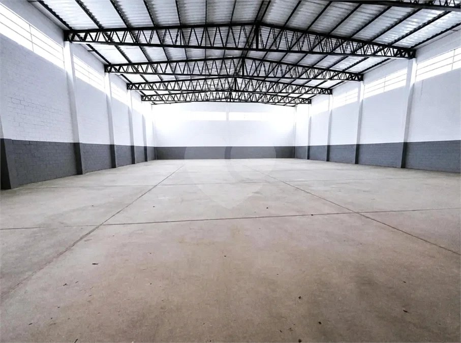 GALPÃO INDUSTRIAL NOVO – 800 M² - Em frente à Rodovia Kanela Forti