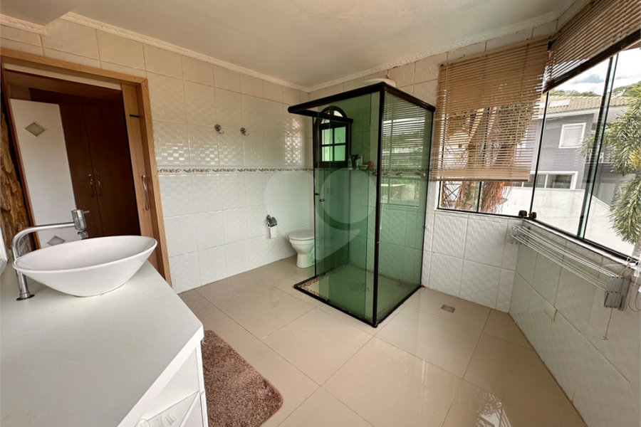Casa à venda com 5 quartos, sendo 3 suítes, no condomínio Jd Itatinga, São Paulo - SP