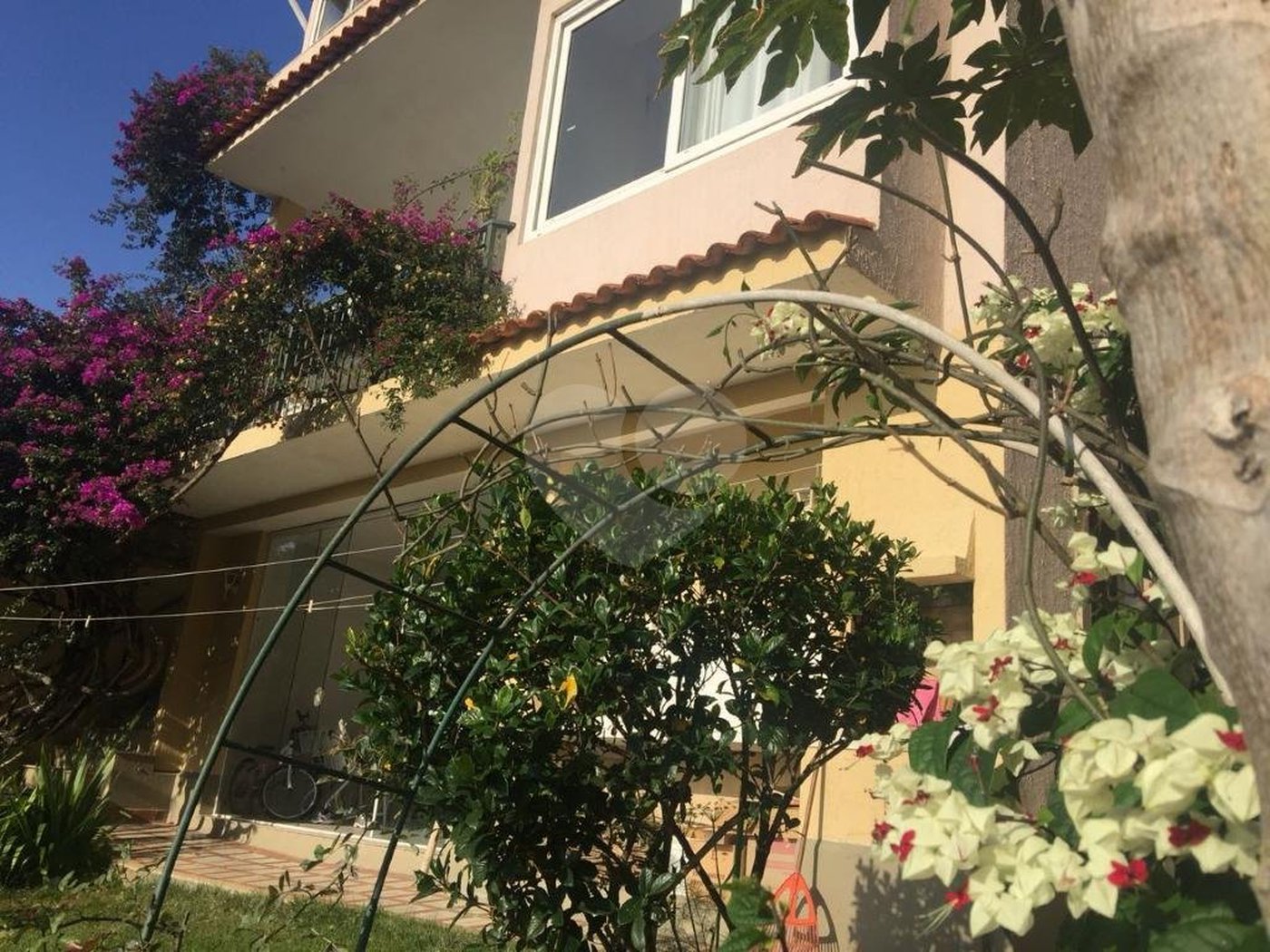 Casa à venda com 5 quartos, sendo 4 suítes, no condomínio Jardim Vitória Régia, São Paulo - SP