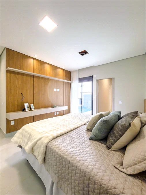 Casa Térrea – Condomínio Maria Cândida - 300 m² de terreno - 212 m² de área construída - 4 vagas de garagem, sendo 2 cobertas - Sala de jantar e estar integradas, com pé-direito duplo e cortina - 3 suítes com ar-condicionado, sendo 1 master com closet – planejado – Roupeiro – Escritório - Cozinha
