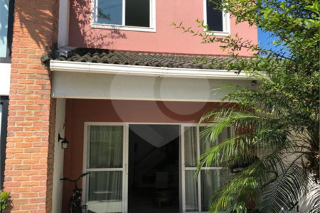 Casa à venda com 9 quartos, sendo 8 suítes, no condomínio Village Elisabete, Rio de Janeiro - RJ