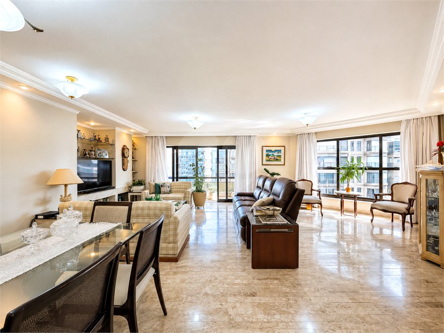 Apartamento de 184 m² em andar alto com 4 dormitórios e 3 vagas em Perdizes
