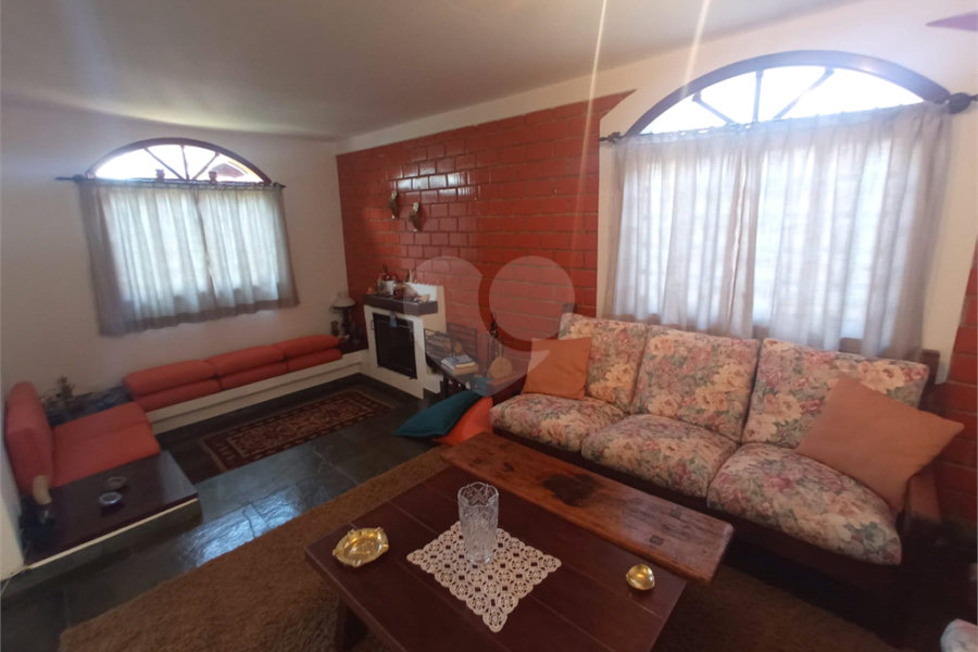 Casa à venda com 4 quartos, sendo 1 suíte, no condomínio Alpes da Cantareira, Mairiporã - SP