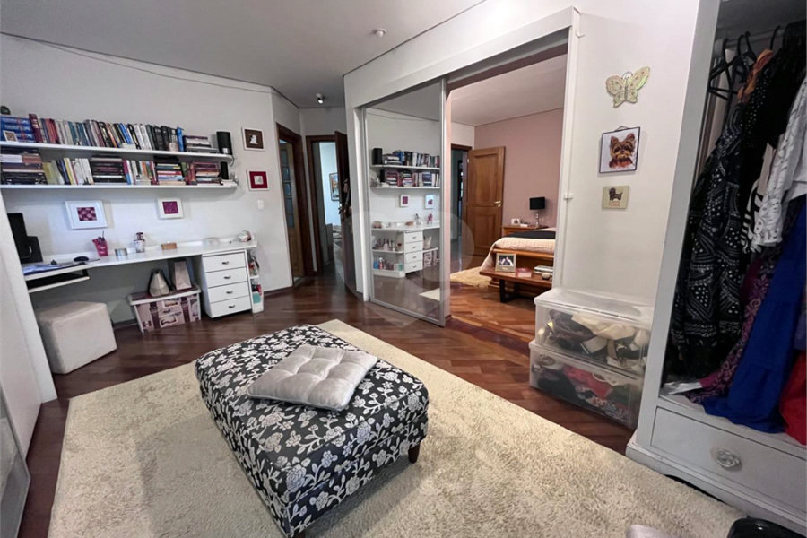 Casa à venda com 4 quartos, sendo 2 suítes, no condomínio Jornalista Américo Ariza, São Paulo - SP