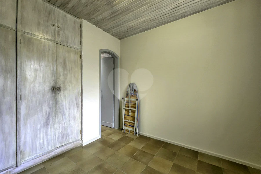CASA EM RUA FECHADA NA REGIÃO DO MORUMBI / REGIÃO DO CLUBE PAINEIRAS