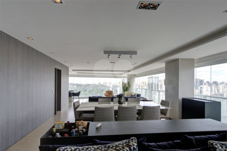 Apartamento à venda com 3 suítes em Campo Belo, São Paulo, SP