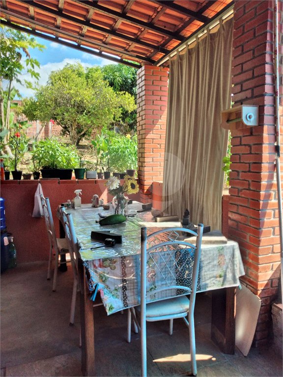 Casa à venda com 2 suítes no condomínio Portal dos Pássaros, Alambari - SP