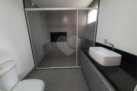 Sobrado à venda com 4 quartos, sendo 3 suítes, em Vila Paulicéia, São Paulo, SP