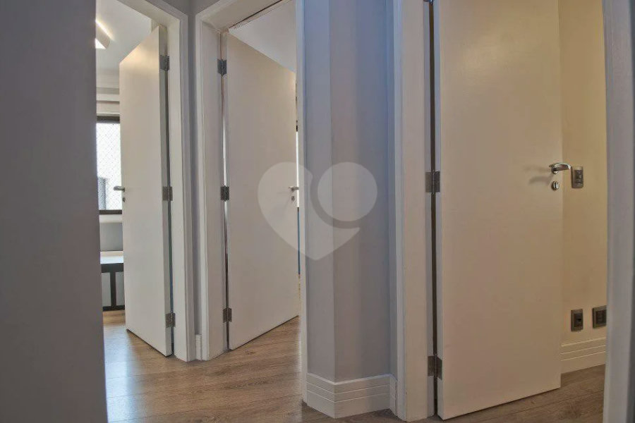 Linda cobertura Duplex om 3 dormitórios, sendo uma suíte com armários e ar condicionado e 2 vagas .