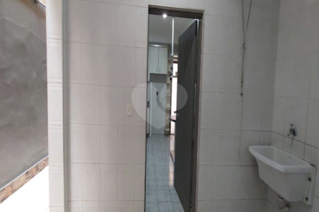 Casa Sobrado à venda de 4 dormitórios sendo 1 suíte e 2 vagas na Saúde