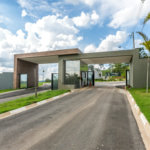 Terrenos a partir 300 metros em condomínio fechado e pronto para construir, aceita financiamento