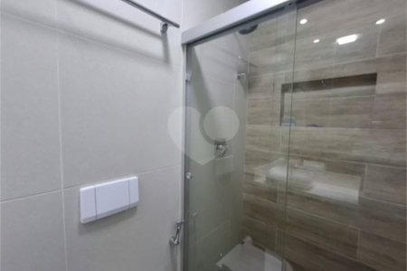 Apartamento totalmente decorado em Moema com 70 m2 , 2 quartos, 2 suítes e 2 vagas, ambientes com ar condicionado.