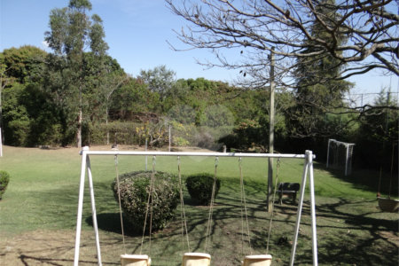Indaiatuba- Jardins dos Laranjais - Chácara dentro do Vale das Laranjeiras, segundo portão: Jardim dos Laranjais. 3 quartos, 1 banheiro social, 1 sala espaçosa de TV, 1 sala de jantar, cozinha, 1 varanda fechada com portas Blindex. Quiosque, piscina, capela com bancos e altar,