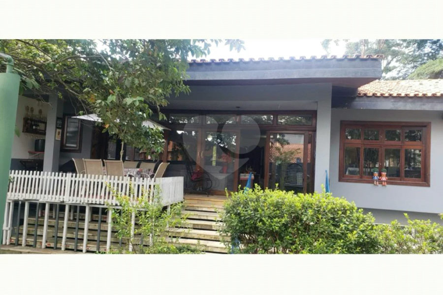 Excelente Casa a venda em Interlagos. Venha conferir.