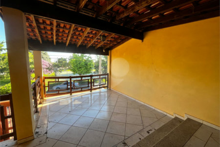 Casa à Venda na Rua Principal do Parque Fehr com Aquecedor Solar