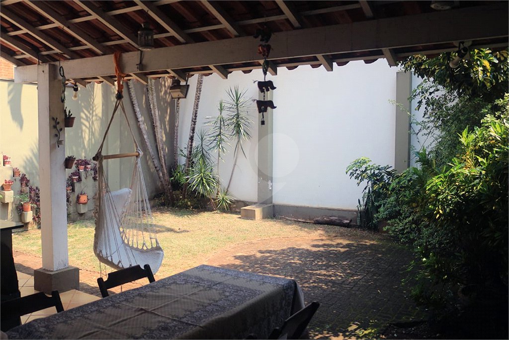Casa térrea no Condomínio Parque dos Ipês.