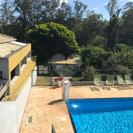 Casa à venda com 4 quartos, sendo 3 suítes, no condomínio Serra da Estrela, Atibaia - SP
