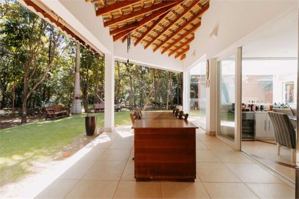 Casa à venda com 5 quartos, sendo 4 suítes, no condomínio Figueira Garden, Atibaia - SP