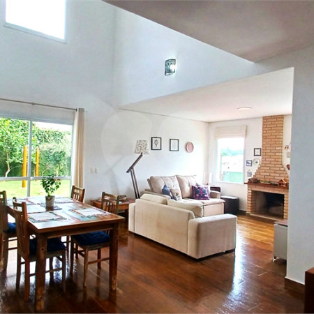 Casa à venda com 3 quartos, sendo 2 suítes, no condomínio Altos de São Roque, São Roque - SP