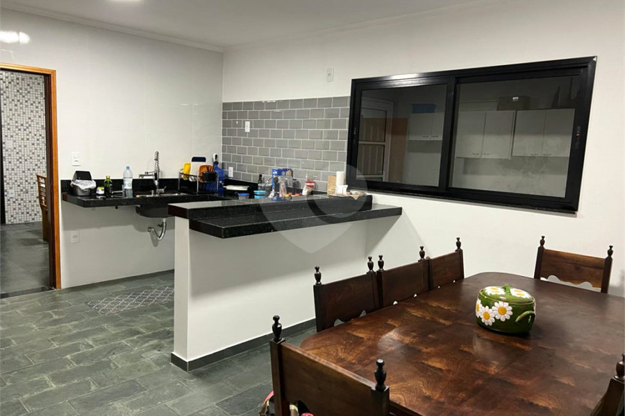 Casa à venda com 4 quartos, sendo 2 suítes,  no Centro, Serra Negra, SP