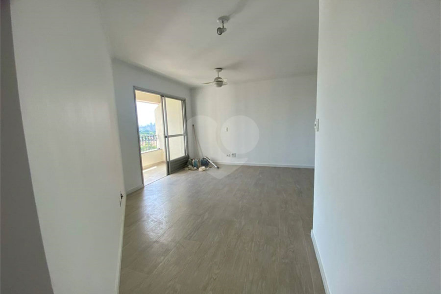 Apartamento possui 70 metros,1 vaga de garagem coberta.