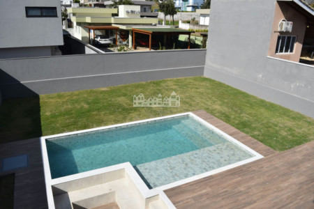 Casa à venda com 4 suítes no condomínio Figueira Garden, Atibaia - SP