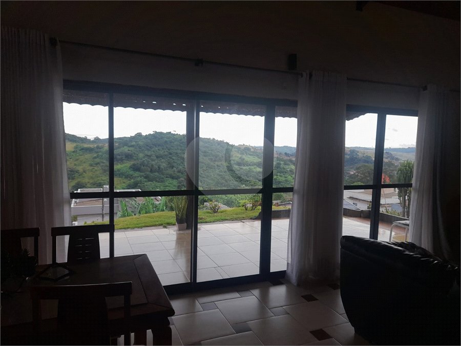 Casa à venda com 3 quartos, sendo 2 suítes, no condomínio Outeiro das Flores, Itupeva - SP