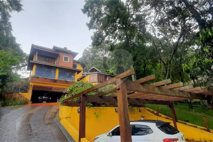 Casa à venda com 5 quartos, sendo 4 suítes, no condomínio Alpes da Cantareira, Mairiporã - SP