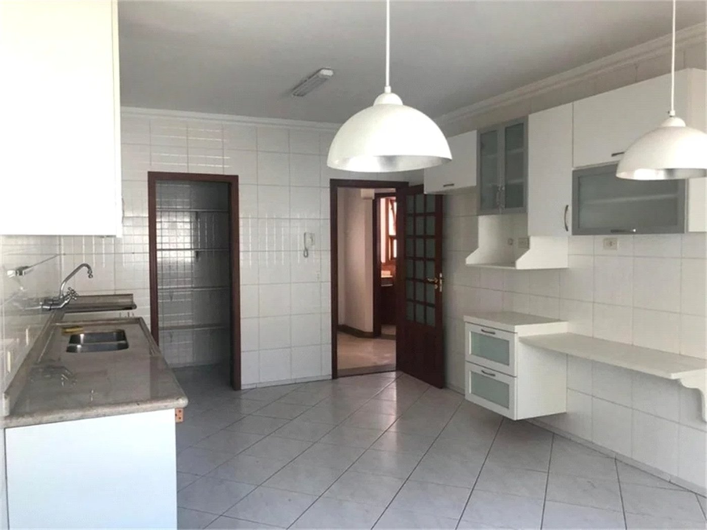 Casa à venda com 4 suítes no condomínio Vila das Emboabas, São Paulo - SP