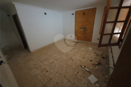Casa térrea com 5 dormitórios, sendo 2 suítes.