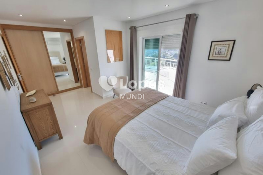 Casa com 4 quartos à venda em Albufeira, Algarve, Portugal – Vista para o mar e piscina