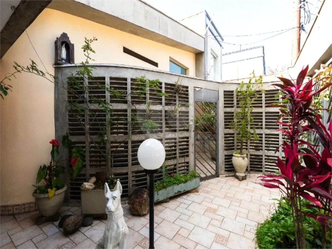 Casa a venda no Planalto Paulista, 2 suítes, 4 vagas, 230 m², quintal e localização privilegiada