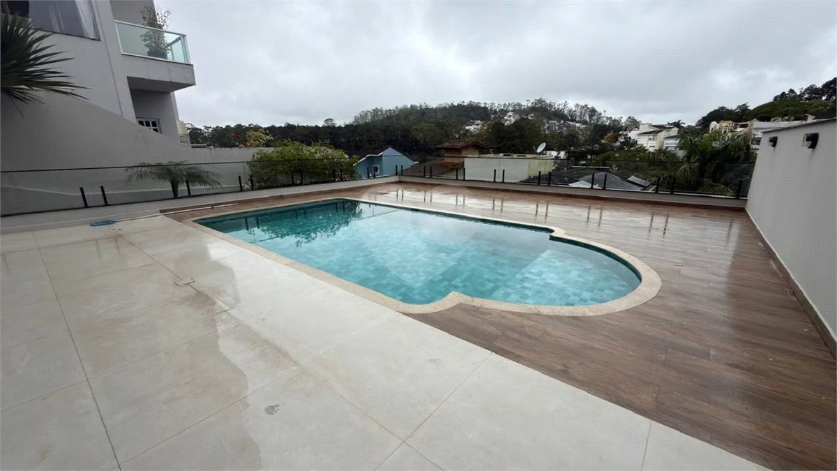 Sobrado de alto padrão no Swiss Park, totalmente reformado, com 4 suítes, piscina, elevador, espaço gourmet, 4 vagas e condomínio com lazer completo.